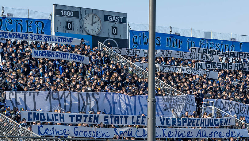 K&uuml;rzlich demonstrieretn die L&ouml;wen-Fans mit etlichen Spruchb&auml;ndern f&uuml;r einen Ausbau des Stadions in Erbpacht.