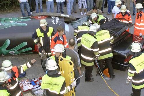 Filmreif: Erst raste der BMW-Fahrer in die Litfaßsäule an der Ingolstädter Straße - dann knallte die auf die Motorhaube.