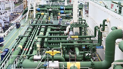 Fl&uuml;ssigerdgas mit dem Schiff zu transportieren, ist technisch sehr aufwendig. Das Foto zeigt Leitungen an Deck des LNG-Tankschiffs "Maran Gas Amorgos". Die Aufnahme entstand w&auml;hrend einer Wartung des Schiffes im Trockendock.