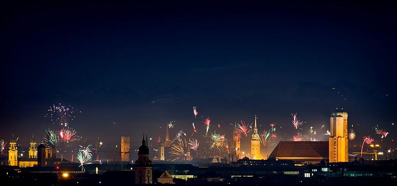 München in der Silvesternacht. Es ist beeindruckend wie sich die vielen einzelnen Feuerwerke zu einem Gesamtkunstwerk zusammenfügen.