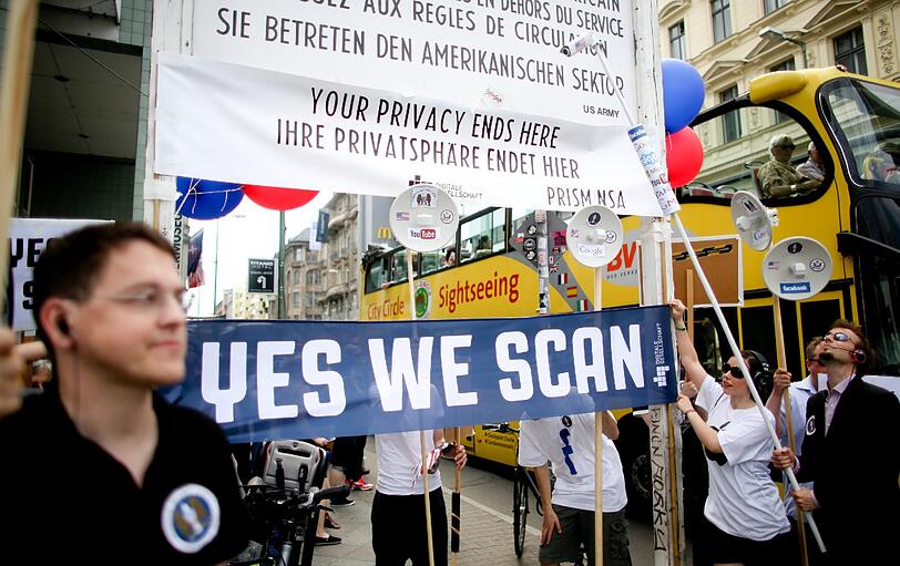 Im Hochsommer platzt auch hie die Bombe: Die NSA hat nicht nur die Deutschen abgehört, auch das Handy der Kanzlerin war im Visier. Angeblich steht ihr Handy seit 2002 auf einer Liste mit Aufklärungszielen des amerikanischen Geheimdienstes NSA. Dass es gehackt und abgehört wurde verletzt die Beziehungen zwischen Deutschland und den USA immens. Die Abhöraffäre wird zum Politikum.