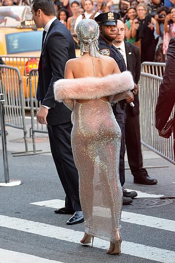 Po, Rücken, Brüste - die Bilder von Rihannas Auftritt beim Council of Designer of America Award in New York.