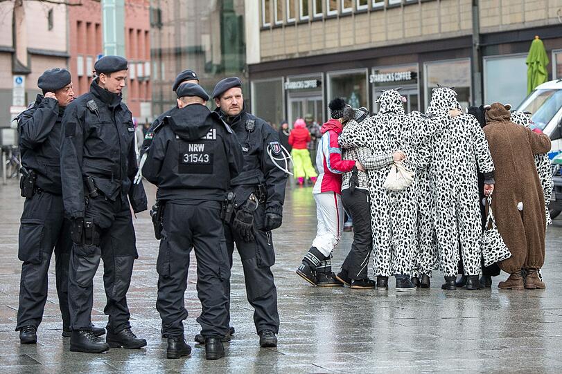 Gut geschützt: Karneval in Köln.