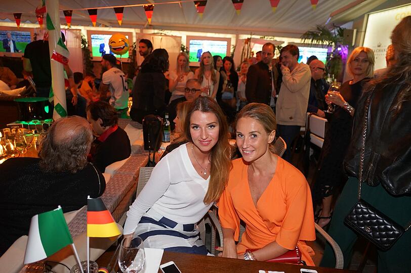 Hunderte feierten den Einzug ins Halbfinale im H'ugo's