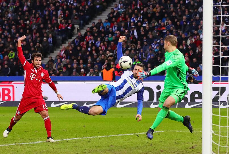 Manuel Neuer: Note 3 - Chancenlos bei Herthas Führung durch Ibisevic aus kurzer Distanz, da konnte er die kurze Ecke nicht zumachen. Ansonsten galt es für den Bayern-Torhüter bei Ballgewinn das Spiel wieder flott zu machen. Schlug am Ende selbst noch Flanken Richtung Tor.