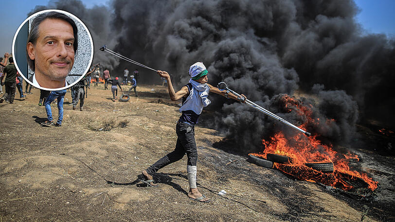 Ein Palästinenser schleudert Steine auf die israelische Armee bei Auseinandersetzungen an der Grenze zu Israel.