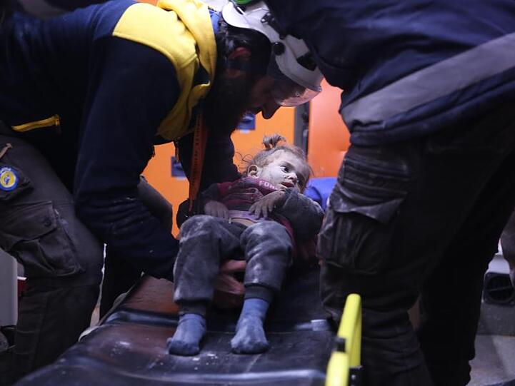 Rettungskräfte versorgen nach einem Luftangriff ein verwundetes Mädchen. Die syrische Armee hat in Idlib sowie in der Provinz Aleppo zuletzt große Geländegewinne verkündet.