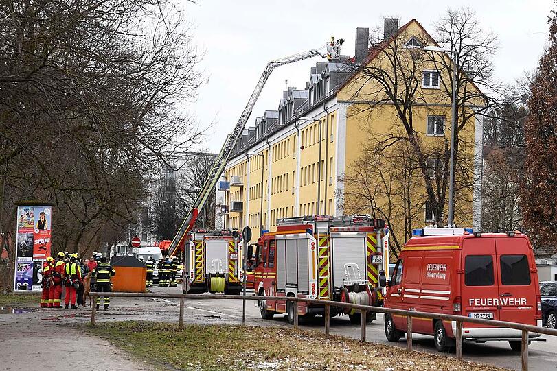 In der Wilramstraße in Ramersdorf stürzte ein tonnenschwerer Dachkamin  ab -  glücklicherweise blieb er zwischen zwei Gauben hängen.