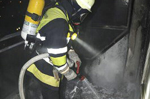 Löscharbeiten bei Balkonbrand in Neuperlach.