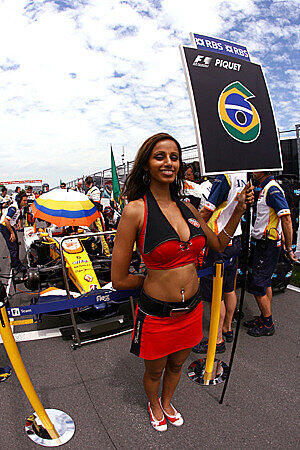 Und ab hier gibt&#039;s weitere Bilder von den Girls der Formel 1. Eine Rückansicht, die die Fahrer sicher genießen werden...