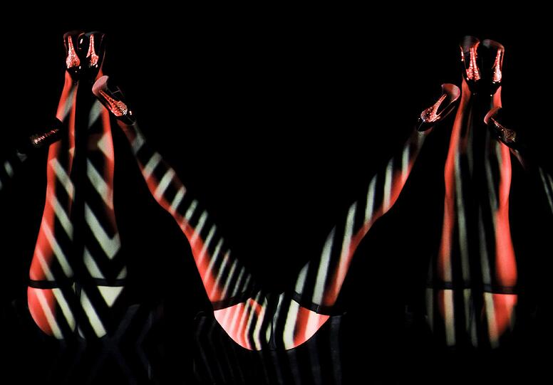 "Crazy Horse Cabaret" begeistert weltweilt mit seiner heißen Show.