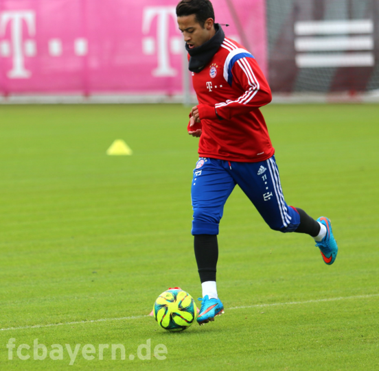 Thiago trainiert nach seiner Knieverletzung schon wieder mit dem Ball.