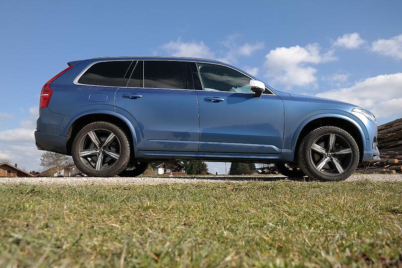 Der Volvo XC90 ist ein schickes, großes SUV voller technischer Finessen und als T8 mit kombinierten Benzin- und Elektroantrieb.