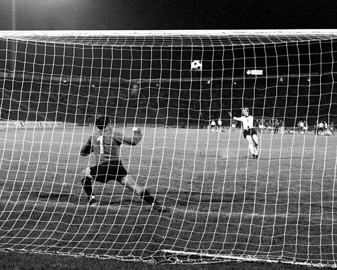 EM-Finale 1976: Deutschlands Stürmerstar Uli Hoeneß jagt den Ball im Endspiel über das Tor, die Tschechoslowakei holt den Titel.