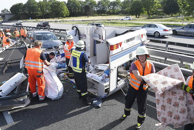 Die Bilder vom dramatischen Wohnwagen-Unfall bei Garching.