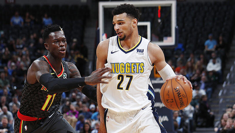 Atlantas Dennis Schröder (links) im Duell mit Denvers Jamal Murray. Atlantas Dennis Schröder (links) im Duell mit Denvers Jamal Murray.