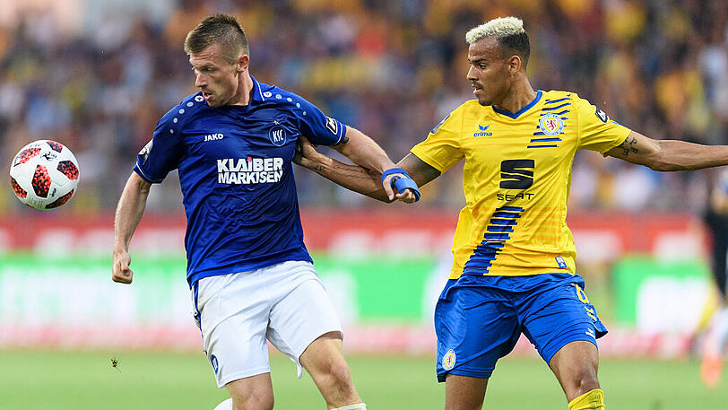 Der Karlsruher Marvin Pourie (links) im Zweikampf mit Braunschweigs Steffen Nkansah.