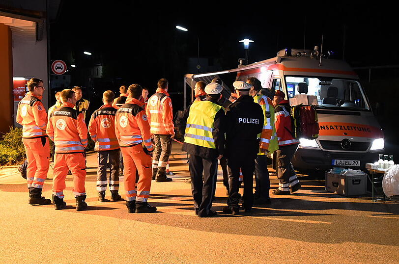 In Ergoldsbach sind nach einem Traktor-Unfall rund 3.000 Liter Pflanzenschutzmittel in einen kleinen Bach geflossen - acht Einsatzkräfte klagten im Anschluss über Beschwerden.
