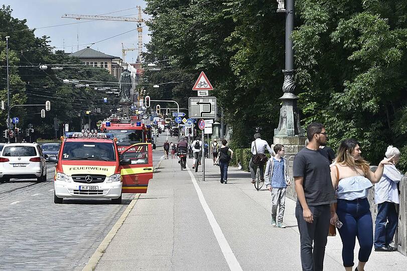 An der Isar-Halbinsel unterhalb der Maximiliansbrücke hat sich offenbar ein tödlicher Bade-Unfall ereignet. Die Bilder.