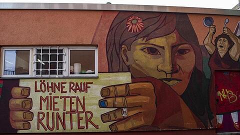 Wandbild in Berlin-Kreuzberg: "Löhne rauf Mieten runter".