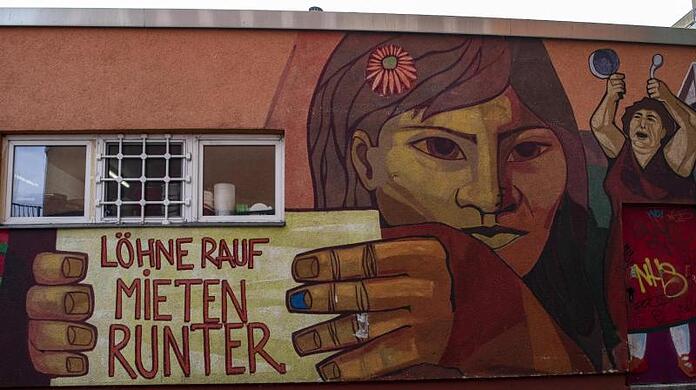 Wandbild in Berlin-Kreuzberg: "Löhne rauf Mieten runter".