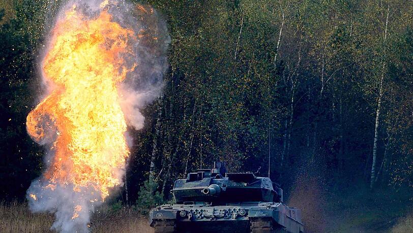 Ein Panzer Leopard 2A6 während einer Übung im niedersächsischen Bergen.