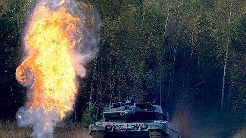 Ein Panzer Leopard 2A6 während einer Übung im niedersächsischen Bergen.
