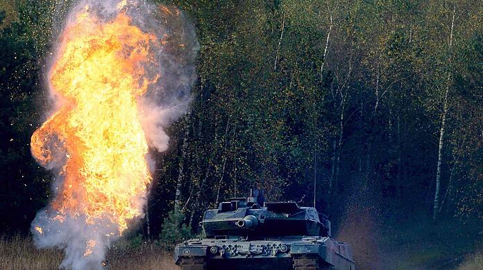 Ein Panzer Leopard 2A6 während einer Übung im niedersächsischen Bergen.