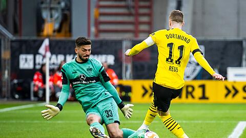 Dortmunds Marco Reus (r) scheitert mit einem Schuss an Stuttgarts Torwart Fabian Bredlow.