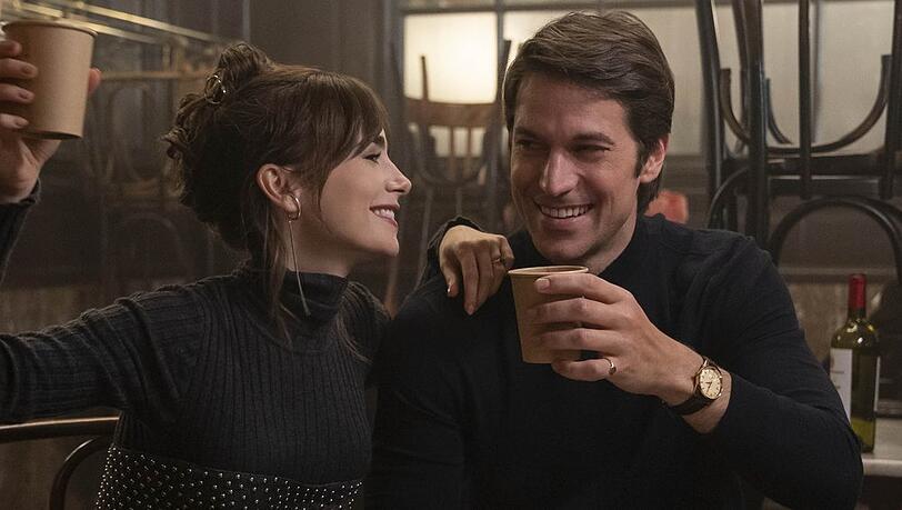 Emily und Gabriel wirken sehr vertraut auf neuen Bildern zu "Emily in Paris". Emily und Gabriel wirken sehr vertraut auf neuen Bildern zu "Emily in Paris".