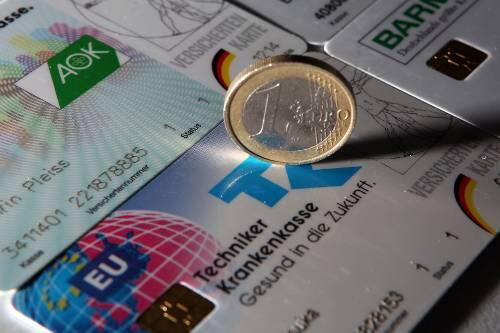 Weniger zahlen für die Kasse: Wenn der Sonderbeitrag wegfällt, bleibt vielen Versicherten mehr Geld in der Tasche.