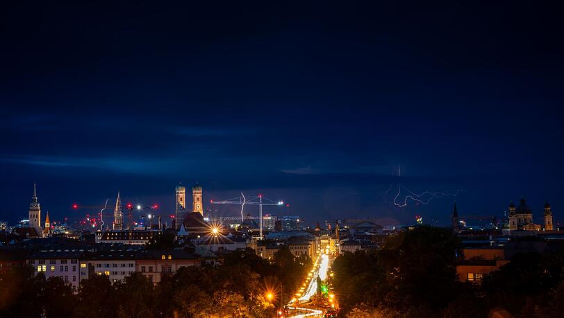 Es gab Gewitter am Donnerstagabend in München. Auch am Freitag soll es in Bayern regnen und gewittern.