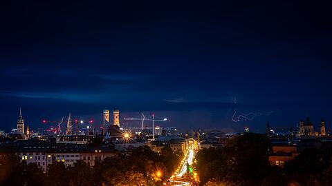 Es gab Gewitter am Donnerstagabend in München. Auch am Freitag soll es in Bayern regnen und gewittern.