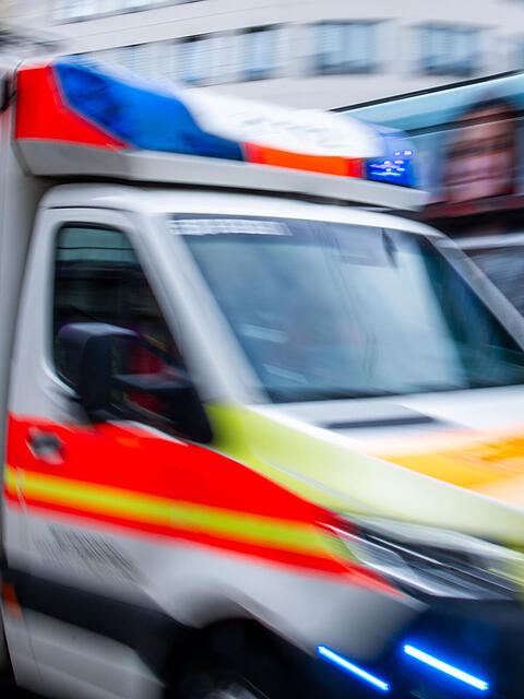 Ein Rettungswagen brachte den verletzten Auszubildenden nach dem Unfall in der Werkstatt ins Krankenhaus. (Symbolbild)