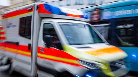 Ein Rettungswagen brachte den verletzten Auszubildenden nach dem Unfall in der Werkstatt ins Krankenhaus. (Symbolbild)