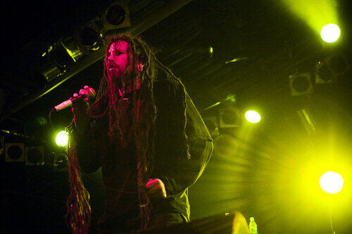 Six Feet Under um Sänger Chris Barnes spielte nur eine knappe Stunde im Münchner Backstage.