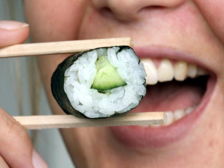 Frisches Sushi schmeckt köstlich &ndash; doch Lebensmittelprüfer bemängeln die Hygiene in der Hälfte aller überprüften Betriebe.