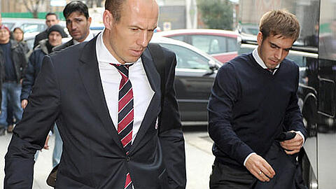 Die Bayern sind in Mailand angekommen - Robben kam mit verbundener Hand.