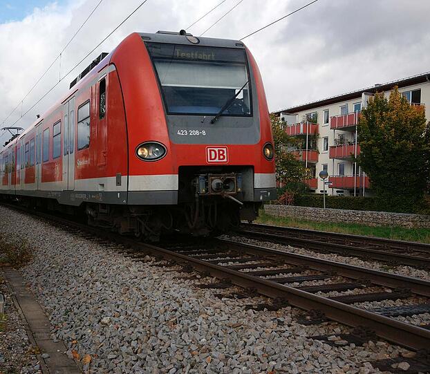 Eine S-Bahn fährt ein (Symbolbild)