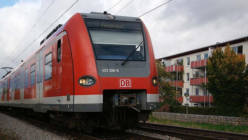 Eine S-Bahn fährt ein (Symbolbild) Eine S-Bahn fährt ein (Symbolbild)