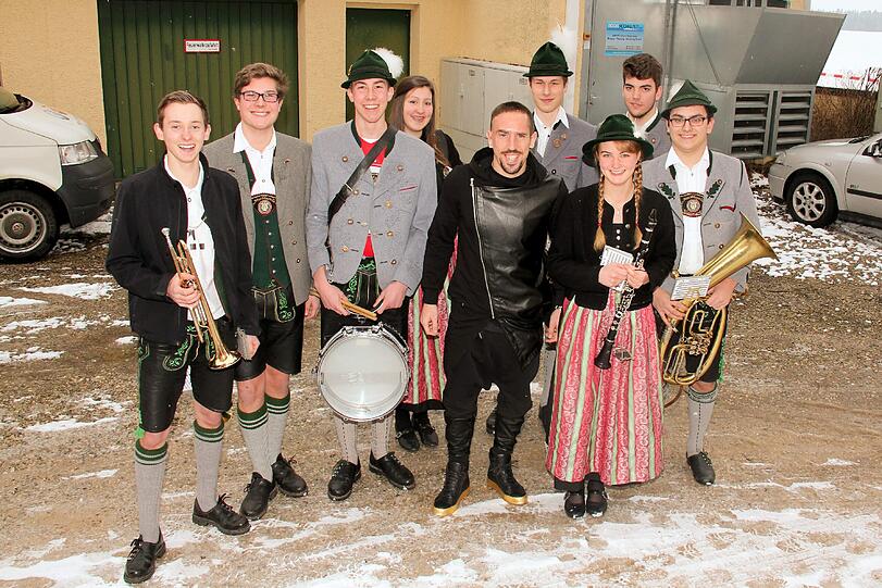 Franck Ribery reiste in extravagantem Outfit nach Tinningen zu "De Rot-Weißn Tinninger"