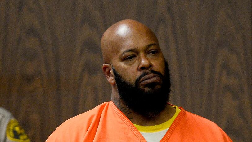 Bei der aktuellen Anhörung von Suge Knight ging es um einen Raub, den der 49-Jährige begangen haben soll. In einem weiteren Verfahren wird Knight Mord und versuchter Mord vorgeworfen, ihm droht lebenslange Haft. Bei der aktuellen Anhörung von Suge Knight ging es um einen Raub, den der 49-Jährige begangen haben soll. In einem weiteren Verfahren wird Knight Mord und versuchter Mord vorgeworfen, ihm droht lebenslange Haft.