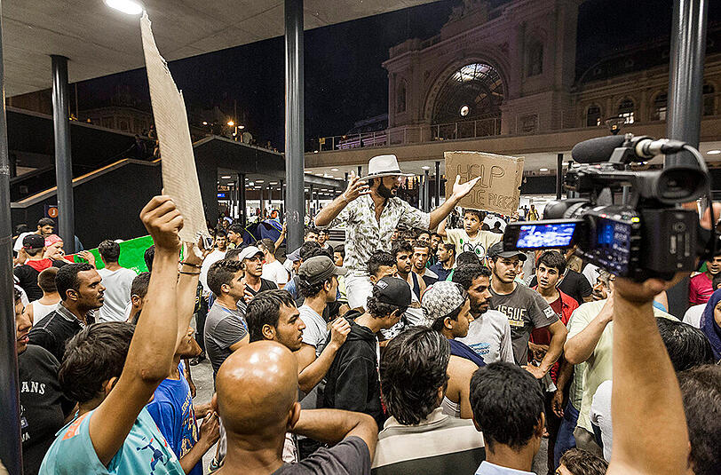 Chaos am Budapester Ostbahnhof. Seit Wochen sitzen dort Tausende Flüchtlinge fest. Jetzt hat die ungarische Polizei offenbar kapituliert.