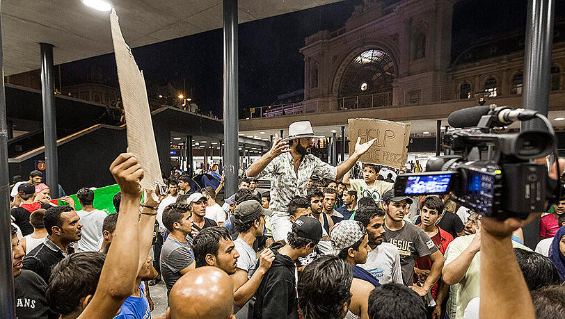 Chaos am Budapester Ostbahnhof. Seit Wochen sitzen dort Tausende Flüchtlinge fest. Jetzt hat die ungarische Polizei offenbar kapituliert. Chaos am Budapester Ostbahnhof. Seit Wochen sitzen dort Tausende Flüchtlinge fest. Jetzt hat die ungarische Polizei offenbar kapituliert.