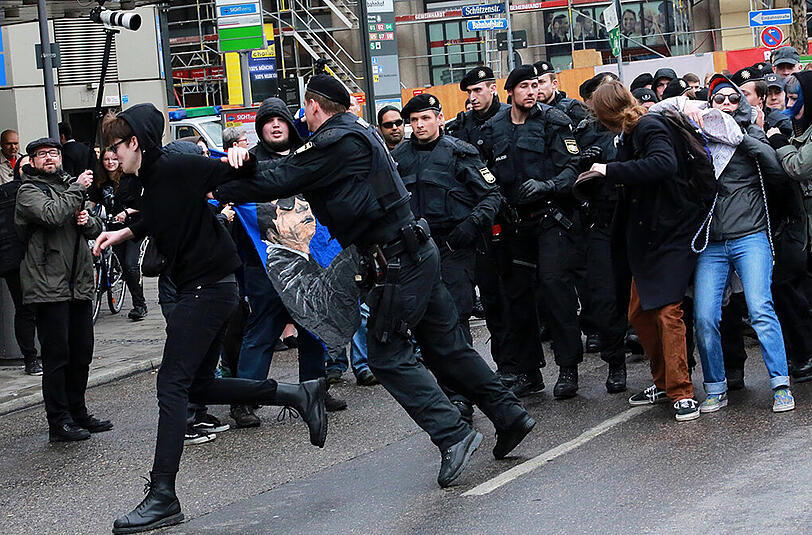 Leider kam es auch wieder zu gewaltsamen Auseinandersetzungen zwischen Polizei und Gegendemonstranten.