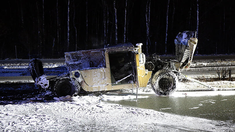 Nachdem der in Flammen stehende Hummer unkontrolliert über die Autobahn gerollt war, brannte er an der Mittelleitplanke völlig aus. Die Bilder.
