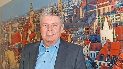 Oberbürgermeister Dieter Reiter (SPD) vor einem Bild der Münchner Skyline, die ihn "begeistert".