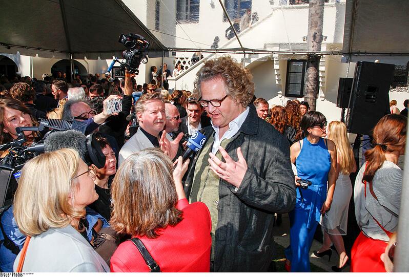 Regisseur Florian Henckel von Donnersmarck gibt auf dem Empfang fleißig Interviews.