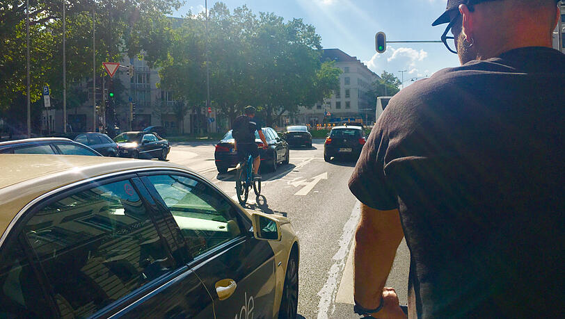 Durch den Stau manövrieren an der Brienner Straße zwischen Autos und Radlern – da darf man als Rikschafahrer nicht schreckhaft sein. Durch den Stau manövrieren an der Brienner Straße zwischen Autos und Radlern – da darf man als Rikschafahrer nicht schreckhaft sein.