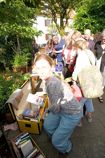 Blick hinter die Hausfassaden ins Grüne: der Gartenflohmarkt in Gern. Die Fotos.